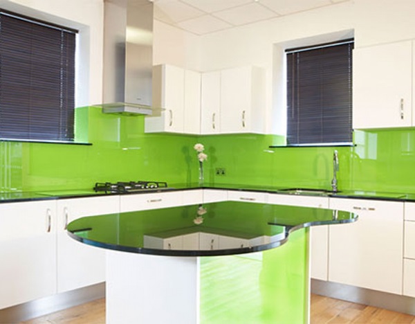 Kính sơn màu ốp bếp mang đến không gian mới mẻ cho nhà bếp của bạn