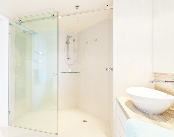Mẫu thiết kế vách kính phòng tắm đẹp bằng cửa lùa được ưa chuộng hiện nay