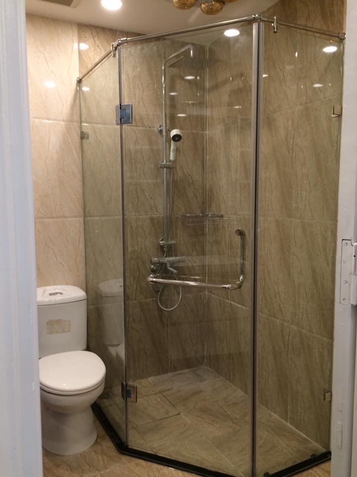Mẫu thiết kế vách kính phòng tắm đẹp 135 độ là thiết kế khá mới lạ trên thị trường